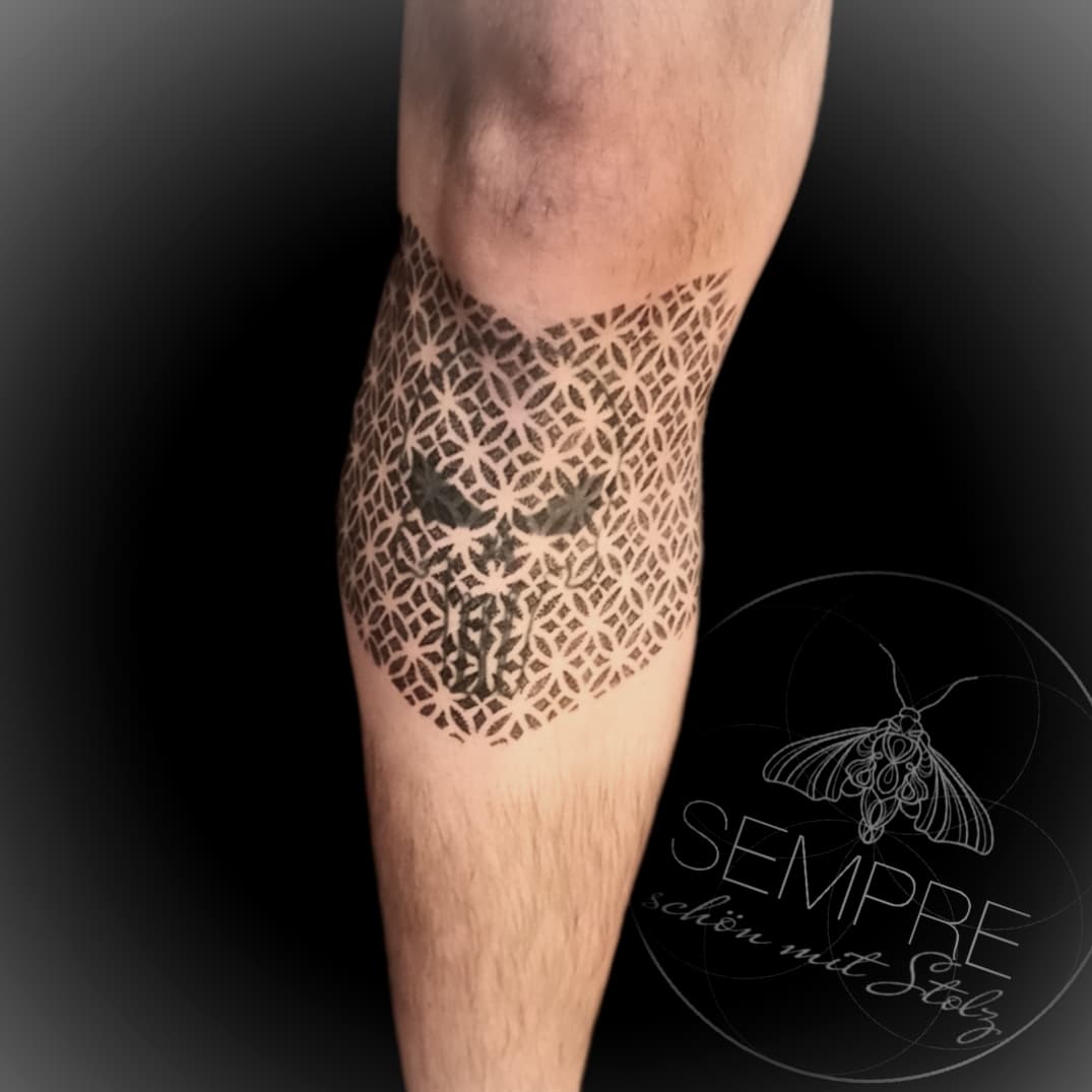 Mandala-inspiriertes Tattoo am Unterschenkel, filigrane Linienarbeit