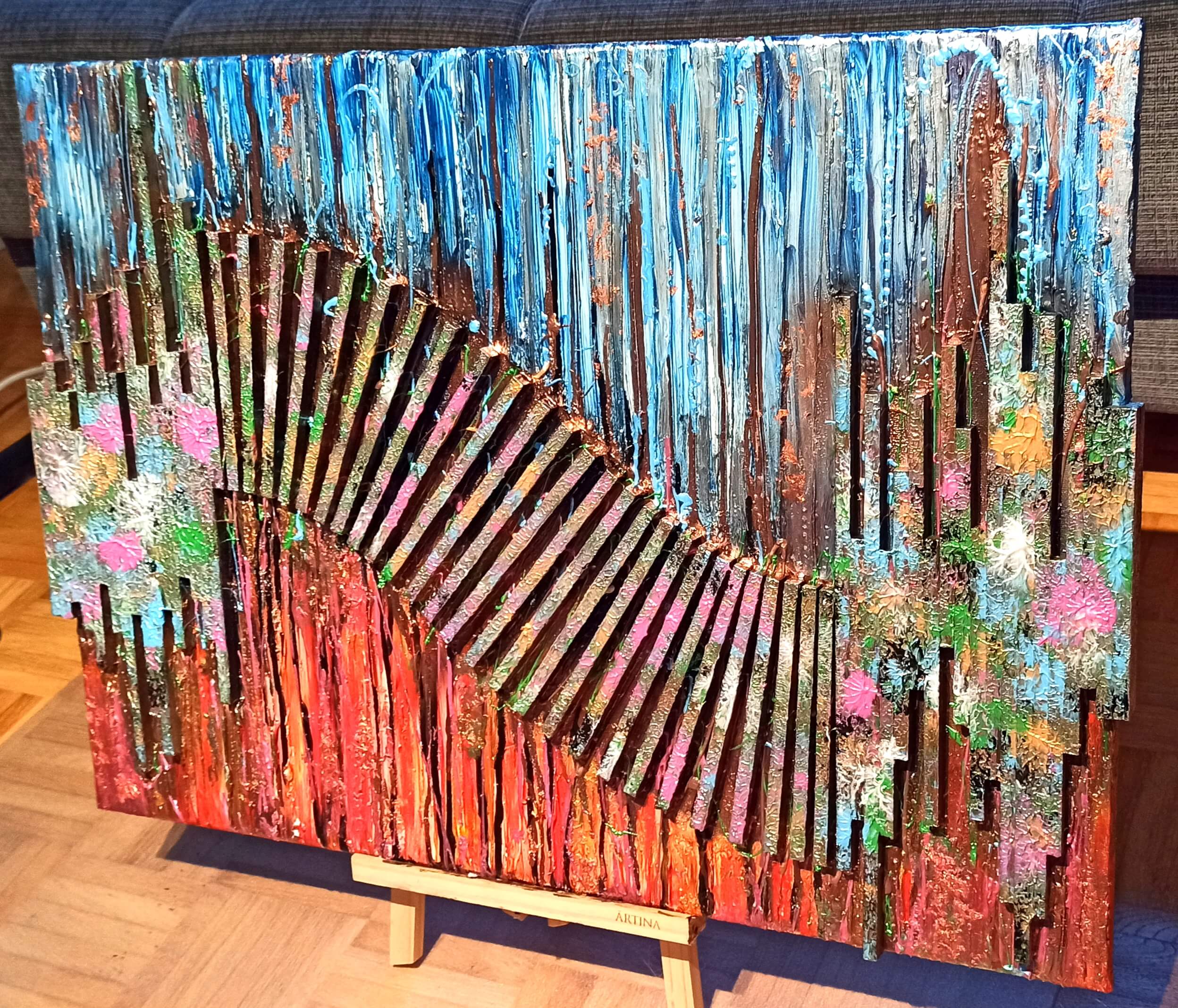 Abstraktes Kunstwerk mit Klaviertasten und Farbverlauf