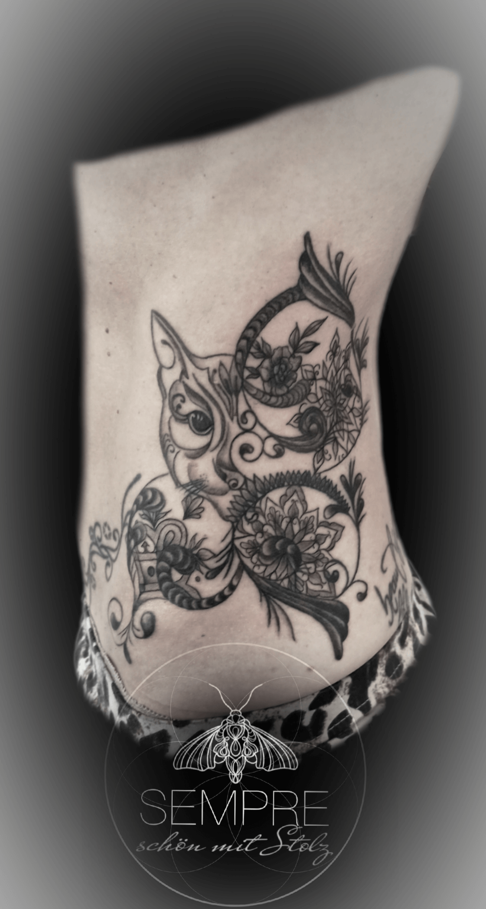 Tattoo mit Blumen, Pflanzen und abstrakte Kunst