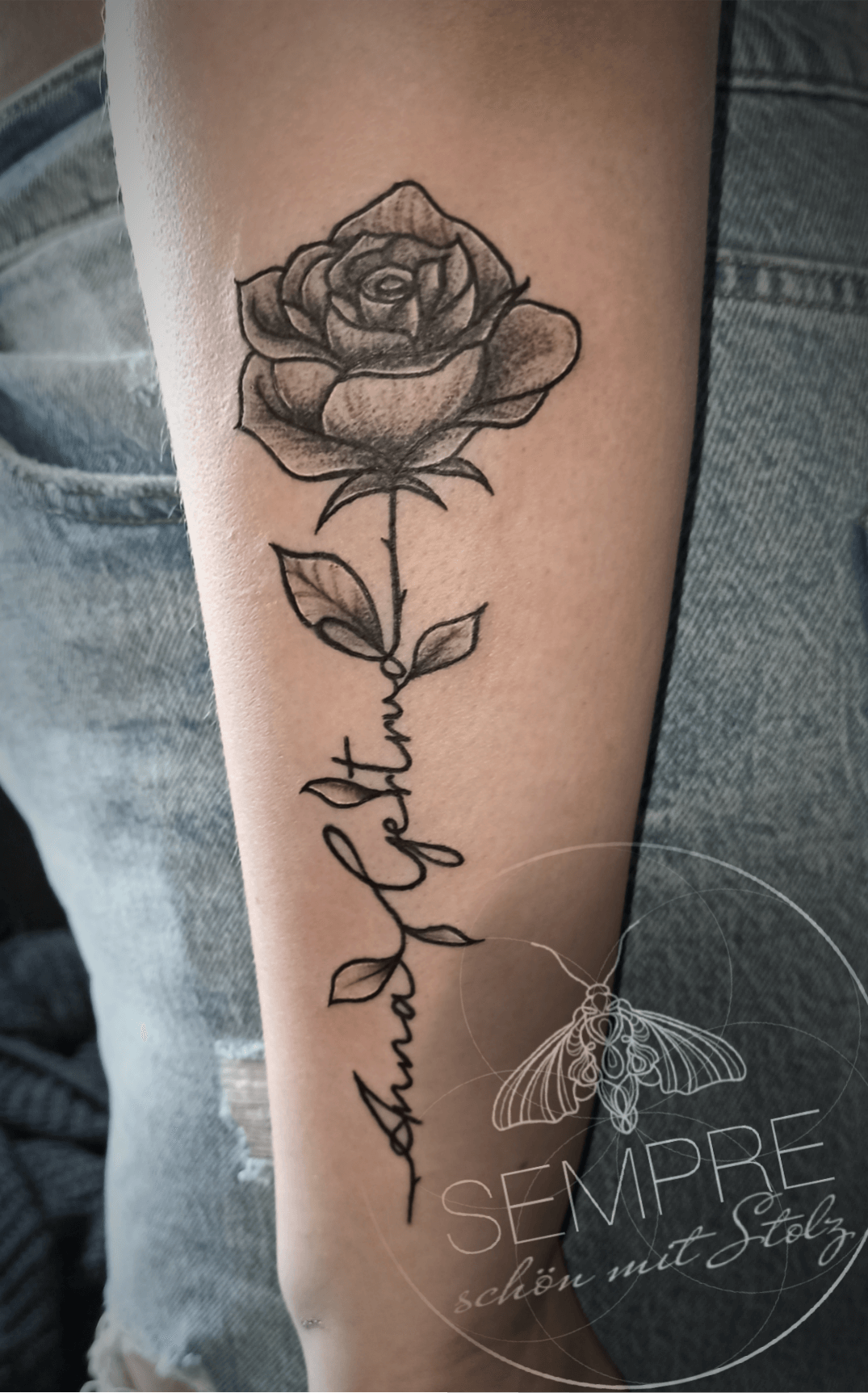 Tattoo am Unterarm: Rose mit Schriftzug