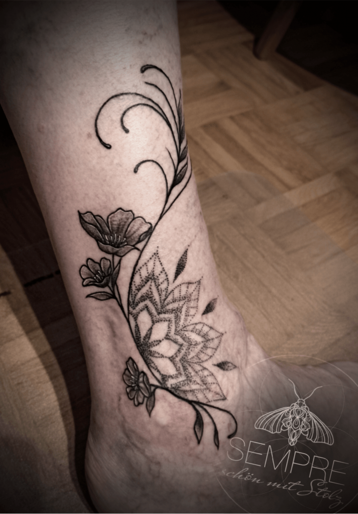 Tattoo am Bein: florales Ornament in Schwarz, gestochen in Bad Mergentheim