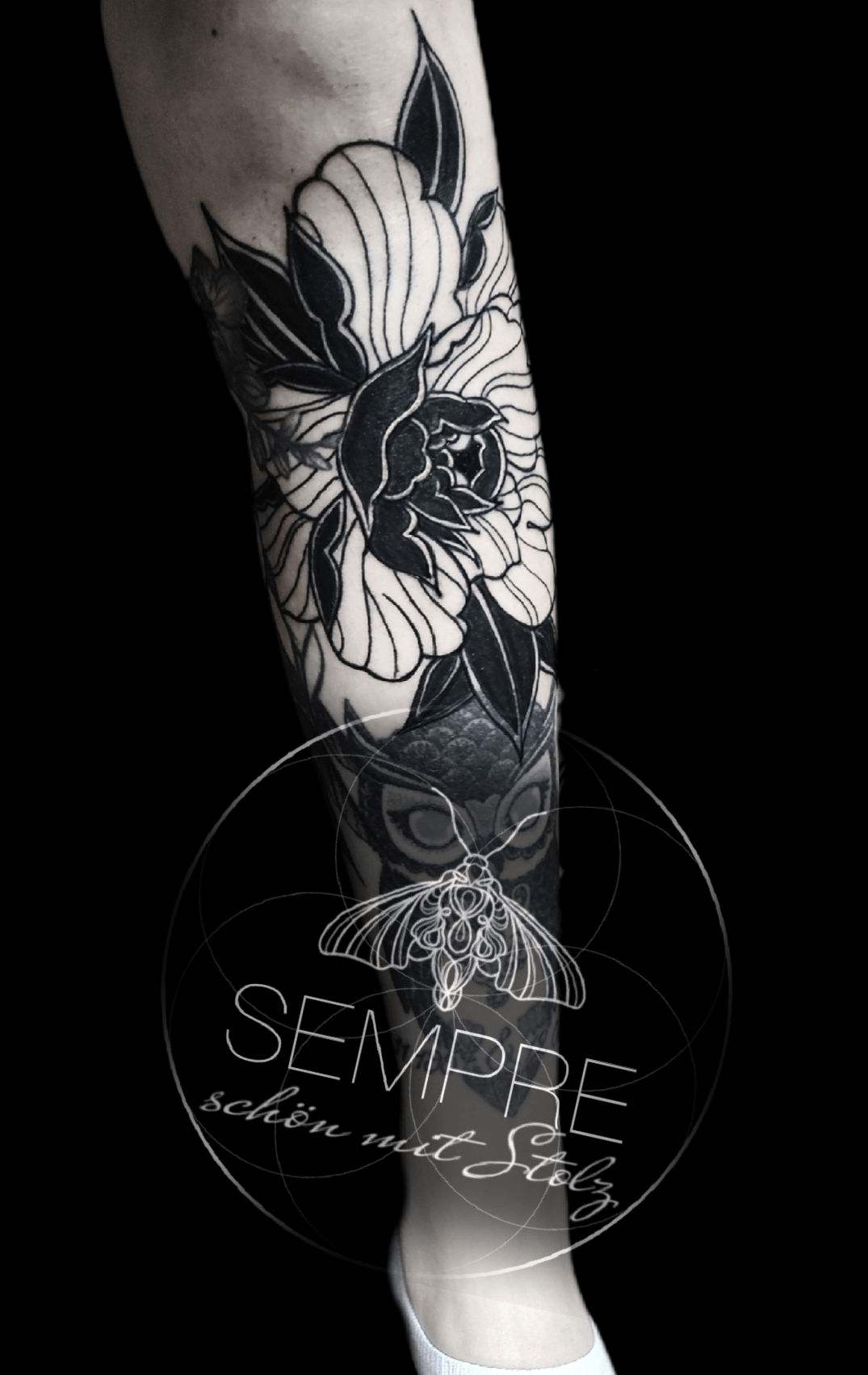 Tattoo am Unterarm: Blume im Line-Art Stil