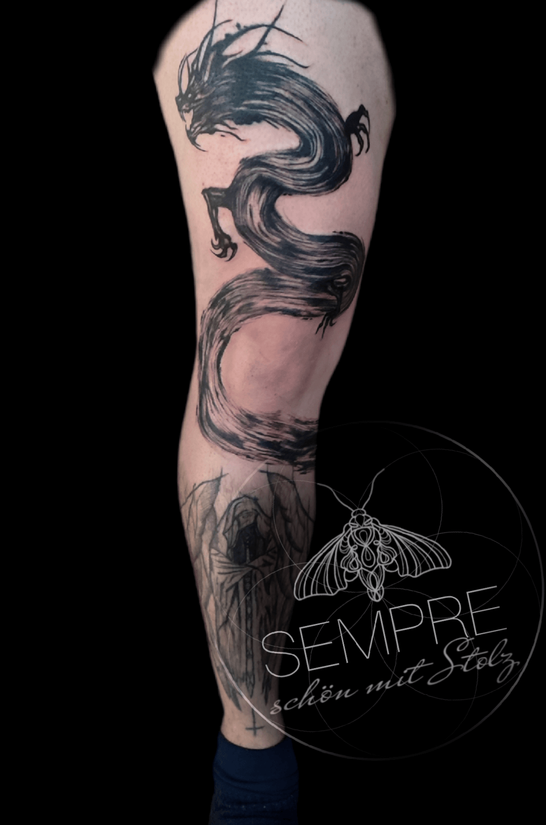 Tattoo am Unterarm: Drachenmotiv in Schwarz-Grau, gestochen in Bad Mergentheim