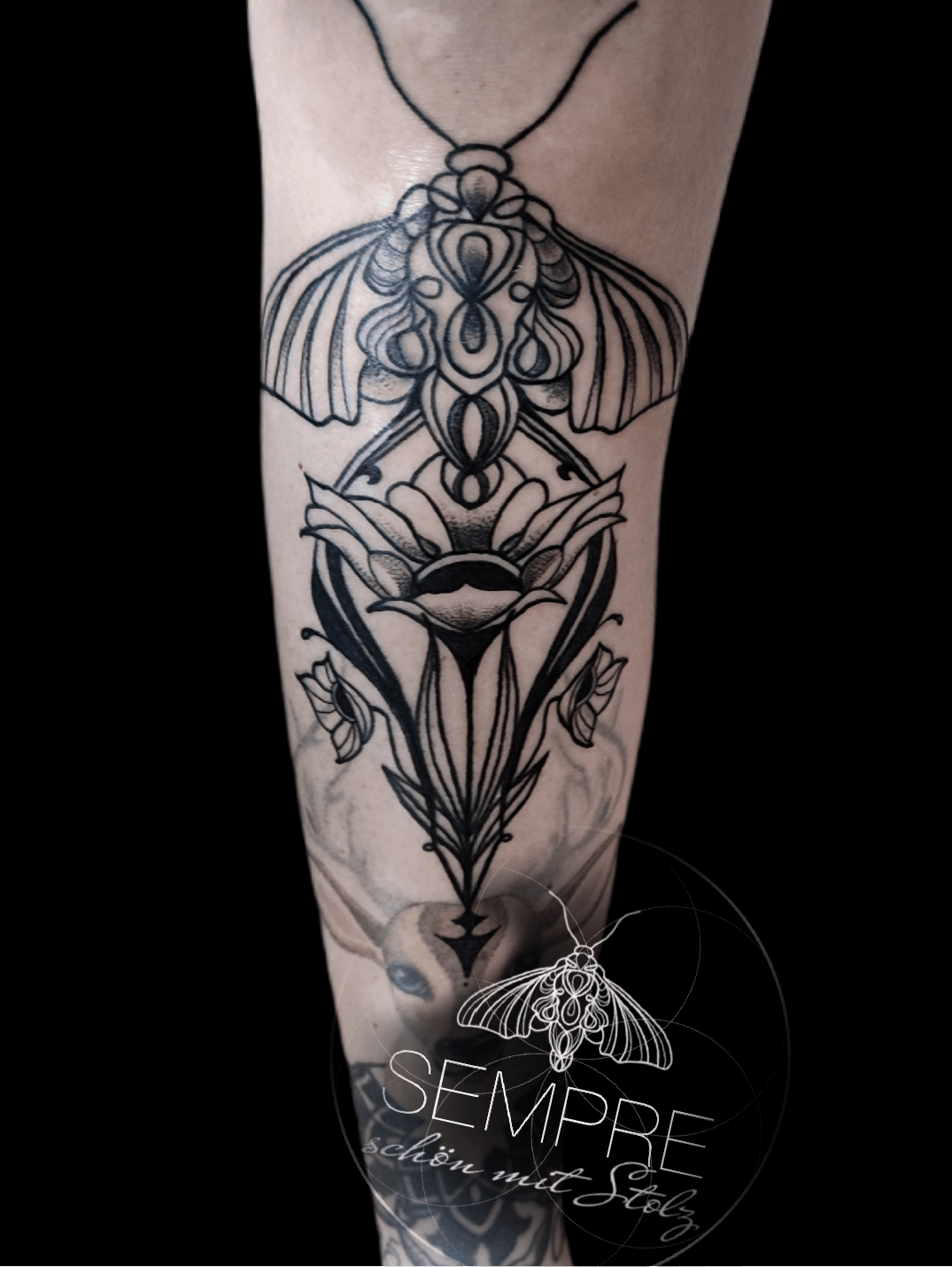 Tattoo am Unterarm: geometrisches Ornament mit Insekt